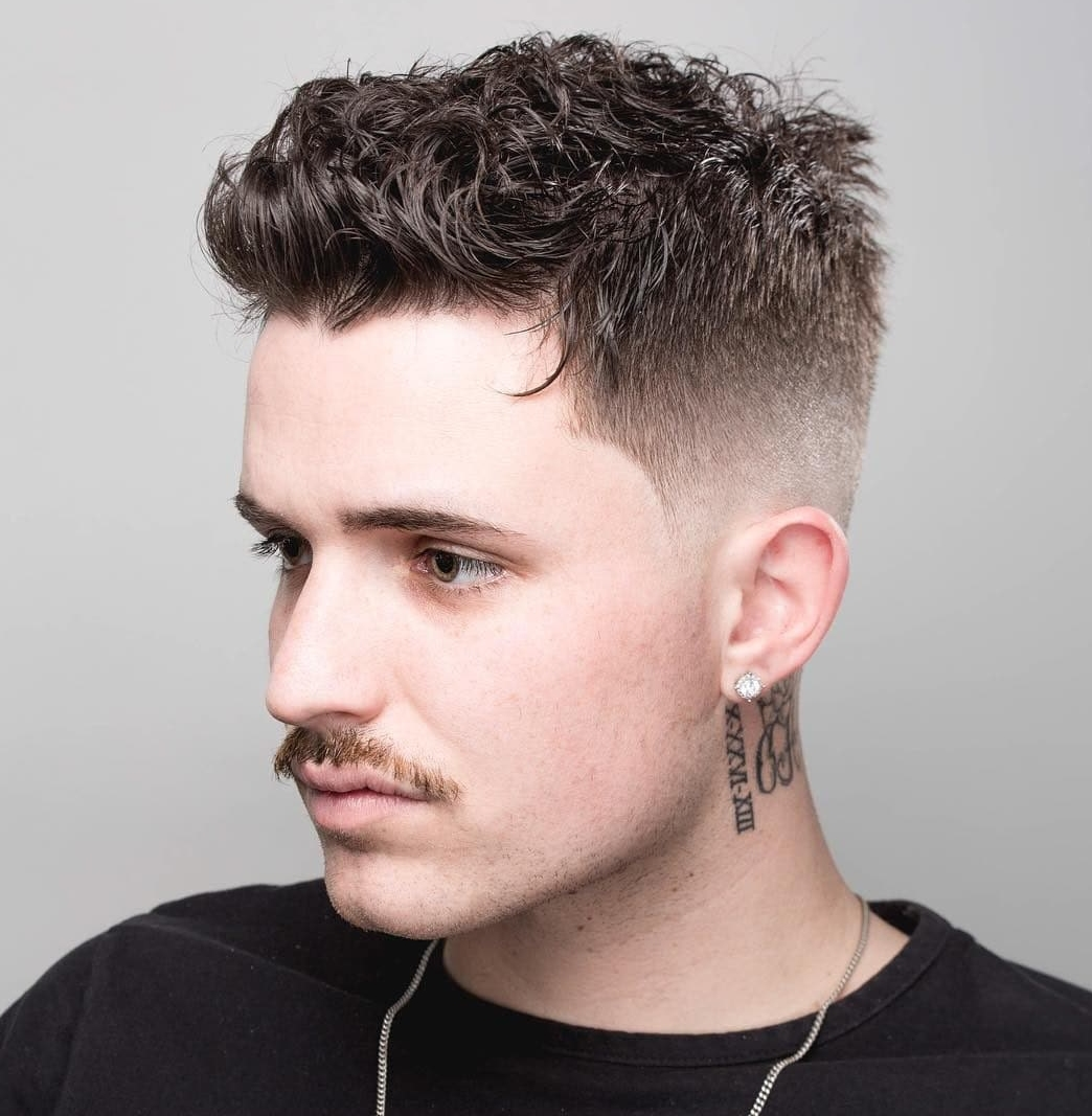 Undercut Quiff mì tôm với những lọn tóc xoăn rối không theo quy luật mang đến vẻ ngoài bảnh bao cho đấng mày râu 