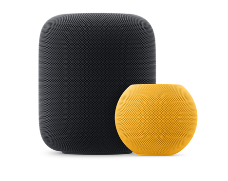 一部午夜色 HomePod 和一部黄色 HomePod mini 并排放置。