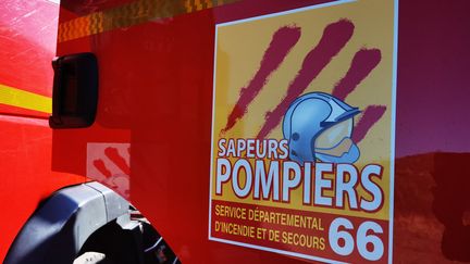 Les pompiers des Pyrénées-Orientales sont mobilisés face au risque de propagation de l'incendie. (NINA VALETTE / RADIO FRANCE)