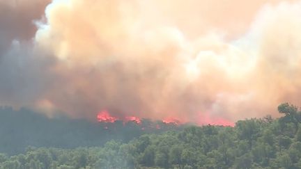 Un incendie s’est déclaré, jeudi 12 septembre, à Castelnou (Pyrénées-Orientales). (France Info)