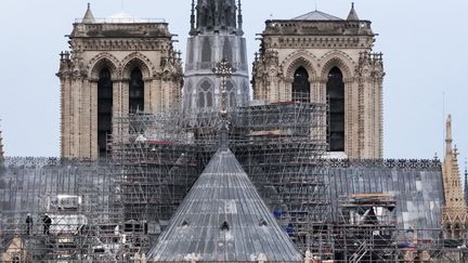 Cette photographie aérienne montre les échafaudages de la cathédrale Notre-Dame de Paris, le 25 novembre 2024. (DAMIEN MEYER / AFP)