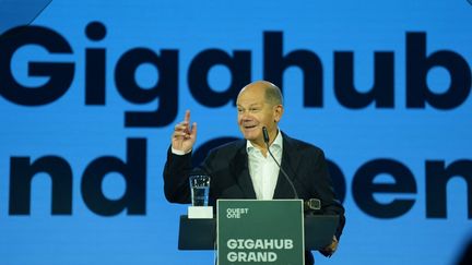 Le chancelier fédéral Olaf Scholz (SPD) prend la parole lors de l'inauguration du gigahub de Quest One pour la technologie verte de l'hydrogène le 30 septembre 2024, Hambourg. (MARCUS BRANDT / DPA / AFP)