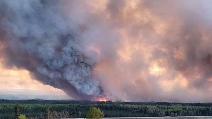 Les incendies dans l'ouest du pays contraignent des milliers de personnes à quitter leur domicile pour échapper aux flammes. (CHEYENNE BERREAULT / ANADOLU)