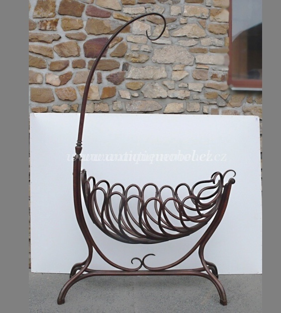 STAROŽITNÁ KOLÉBKA THONET.