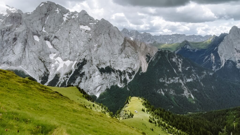 passo pordoi a vrchol marmolada dolomity