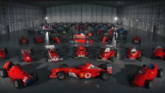 Náhledový obrázek - Je libo formule, dvě, tři? Bývalý šéf F1 Ecclestone prodává svoji historickou sbírku, v nabídce je i Schumacherovo mistrovské Ferrari