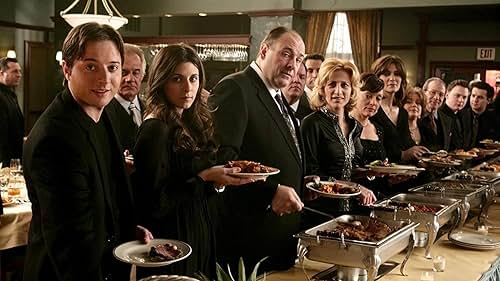 James Gandolfini, Edie Falco, Sharon Angela, Max Casella, Dan Grimaldi, Joe Perrino, Donna Pescow, Jamie-Lynn Sigler, Tony Sirico, and Michael Drayer in Die Sopranos (1999)