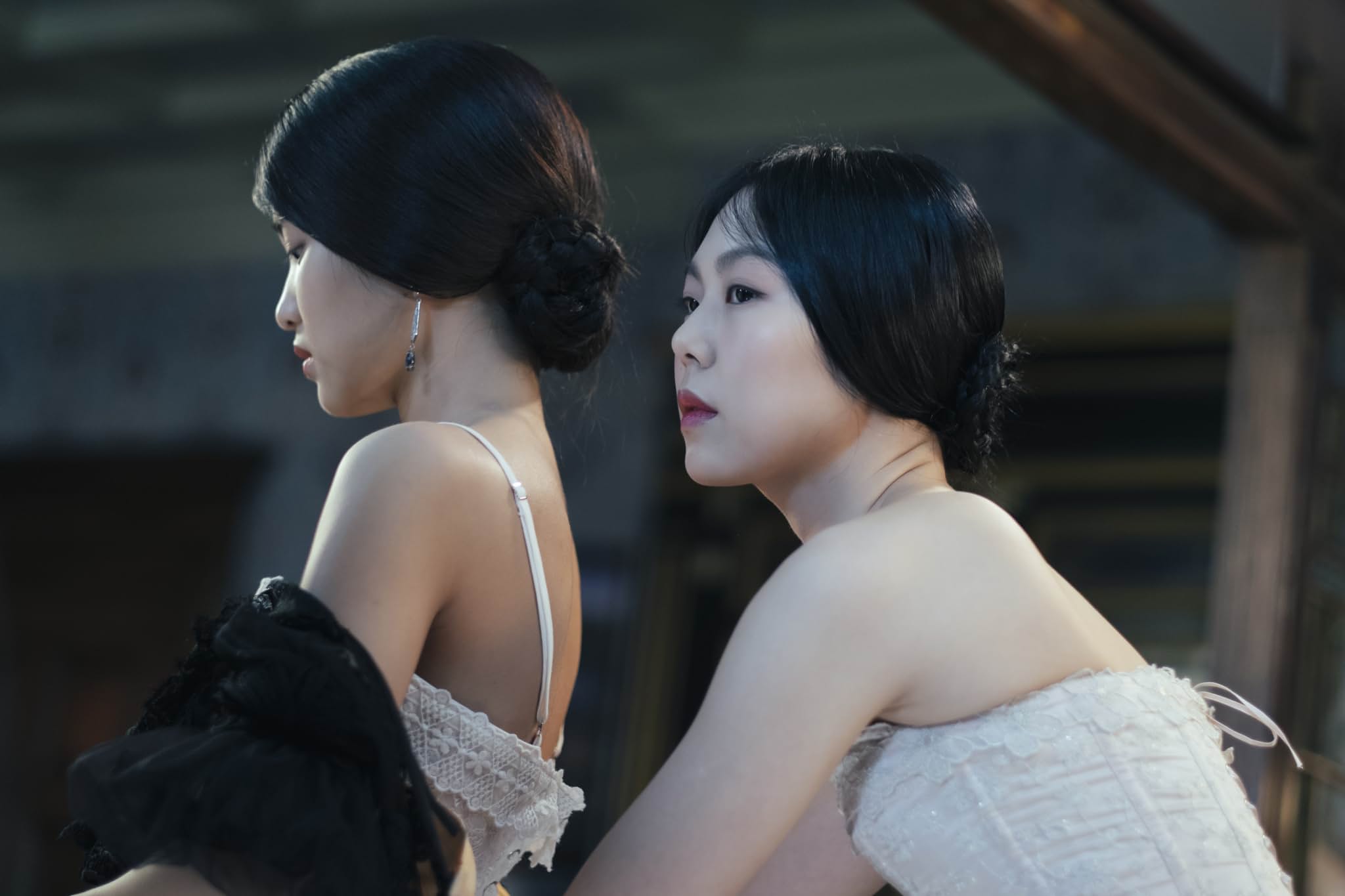 Kim Min-hee and Kim Tae-ri in Die Taschendiebin (2016)