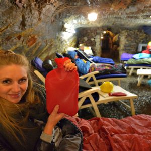 Impressionen von der Heilstollen-Therapie in der Grube Bindweide, Steinebach/Sieg (VG Gebhardshain): Wärmflaschen gegen die Kälte.