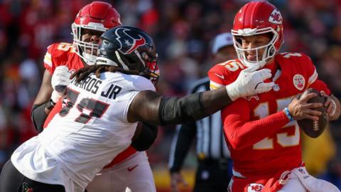 Mario Edwards tries to tackle Patrick Mahomes 