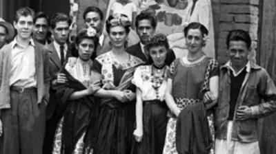 Frida Kahlo e seus alunos de pintura em foto em preto e branco