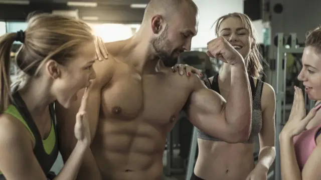 Homem aí e mulheres em academia