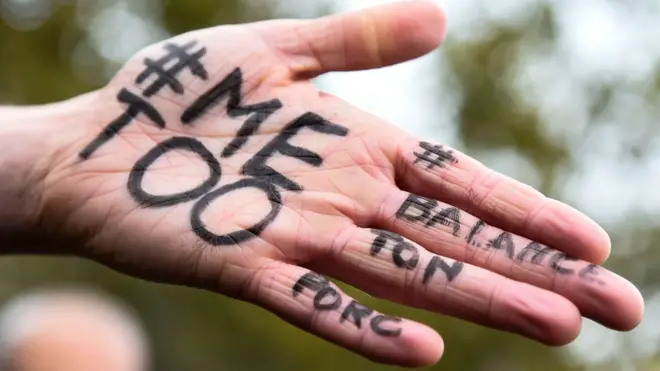 Em protesto contra violência sexual em Paris, mensagens grafadas na palma da mão: #Me too e #Balancetonporc ("exiba seu porco")