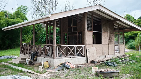 A house made of wood, clay and grass under construction (Credit: Wa Samaki Ecosystems)