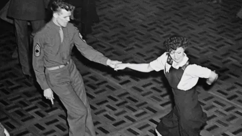 Master sergeant Thomas Benton Ackrill of Rhode Island teaching Pauline Harrison - soon to join the WAAF - the jitterbug at a dancing session in London, 2nd February 1943. (Photo by Fox Photos/Hulton Archive/Getty Images)