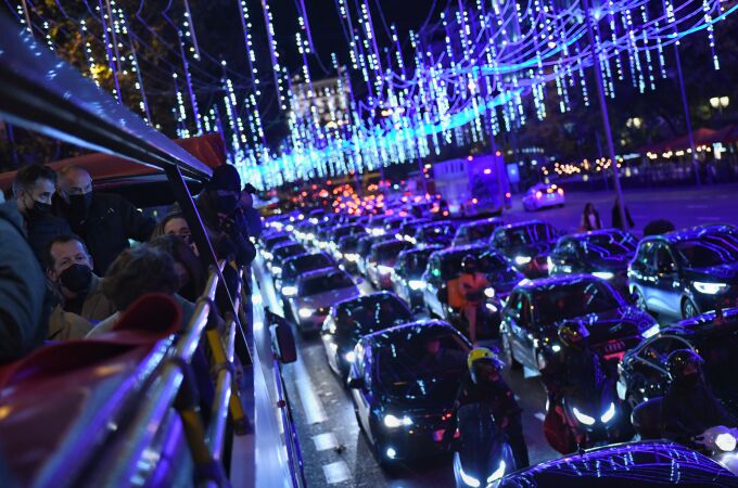 Varios pasajeros en el autobús Naviluz el primer día de la puesta en marcha del servicio en 2021, a 26 de noviembre de 2021, en Madrid (España). El Ayuntamiento de Madrid pone en marcha un año más el autobús de la Navidad, Naviluz, para recorrer algunas de las calles más emblemáticas de la ciudad y poder disfrutar de las luces navideñas de una manera diferente. El servicio especial de Navidad hoy y durará hasta el 6 de enero en un amplio horario.26 NOVIEMBRE 2021Fernando Sánchez / Europa Press26/11/2021