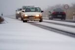 Vehículos circulan con dificultad por la carretera CL-505 en Ávila por la nieve caída en las últimas horas. EFE/ Raúl Sanchidrián