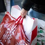 Varias personas con bolsas de la compra en una calle céntrica. A 04 de enero de 2023, en Sevilla (Andalucía, España). El presidente de Comercio Andalucía, Rafael Bados, ha destacado este miércoles "lo complicado" que ha sido el 2022 para el sector, aunque, no obstante, fue "más positivo que el anterior", y deja buen sabor de boca para una conseguir rematar una buena campaña de Navidad y unas rebajas de invierno.04 ENERO 2023María José López / Europa Press04/01/2023