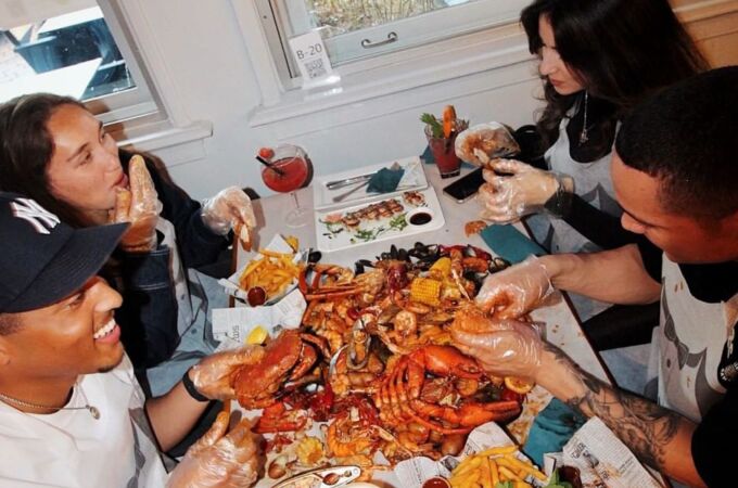 Así es disfrutar de una mariscada servida encima de la mesa sin platos