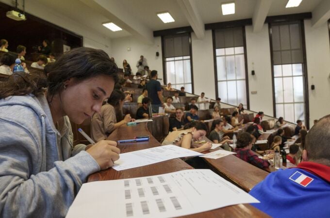 Examen EVAU en la Facultad de Farmacia.