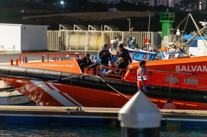 Localizan dos pateras con 125 personas en aguas próximas a Canarias