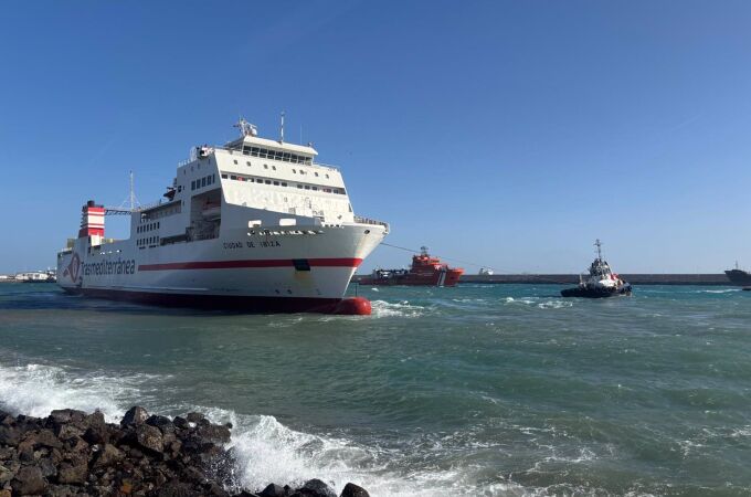 AM.- Un golpe viento hace que un ferry sin carga ni pasaje impacte contra un muelle en el Puerto de Las Palmas