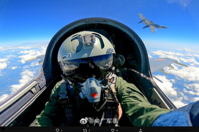 Un piloto chino durante las maniobras militares sobre Taiwán