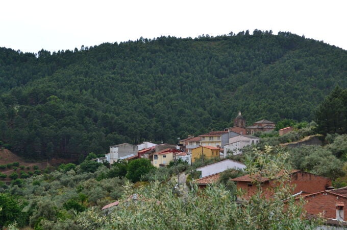 Vista general de Cambroncino, desde el Barrio de Abajo. Sobresaliendo sobre los tejados, puede observarse la torre de la Iglesia de Santa Catalina