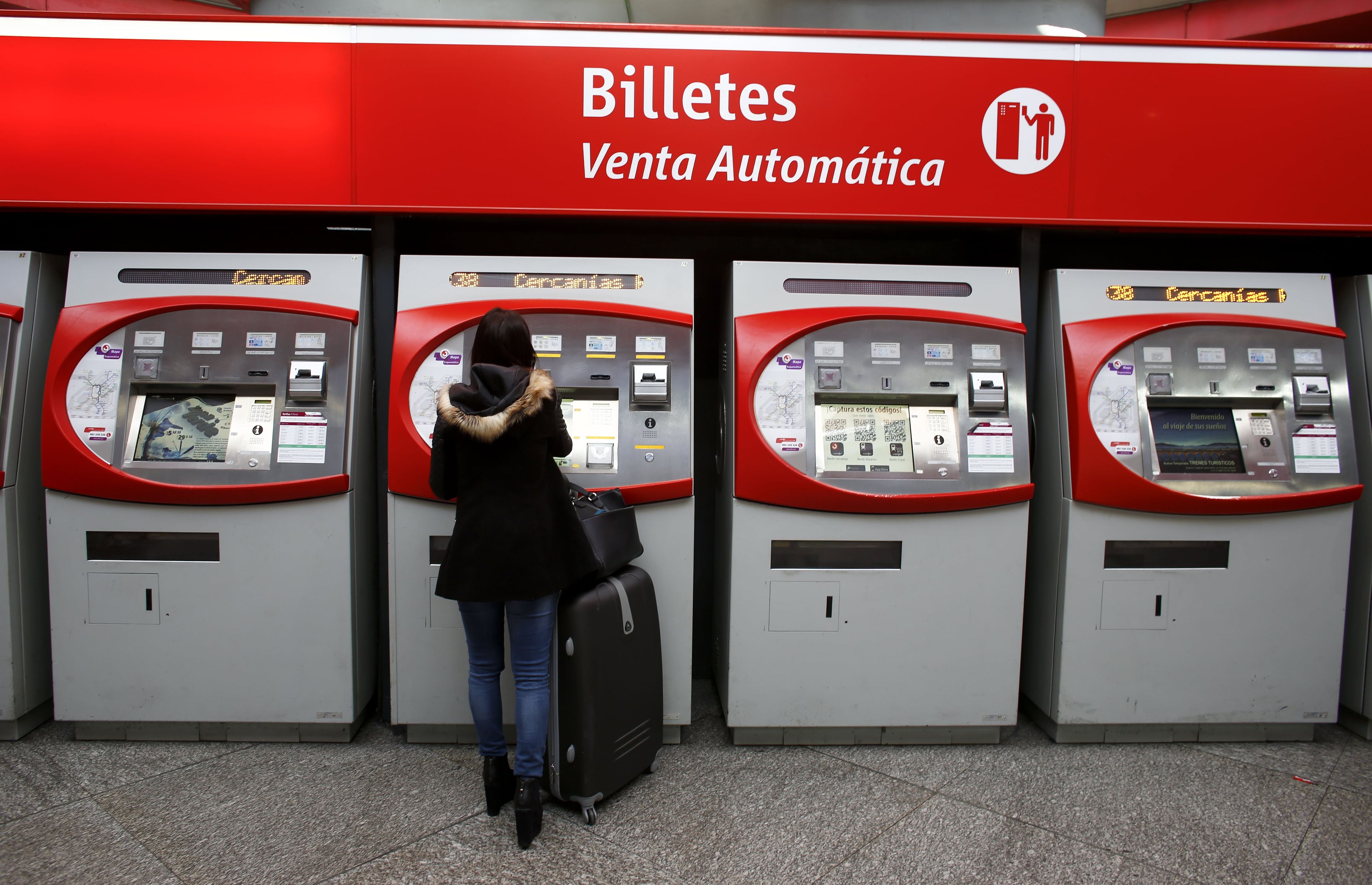 Una mujer comprando billetes de Renfe