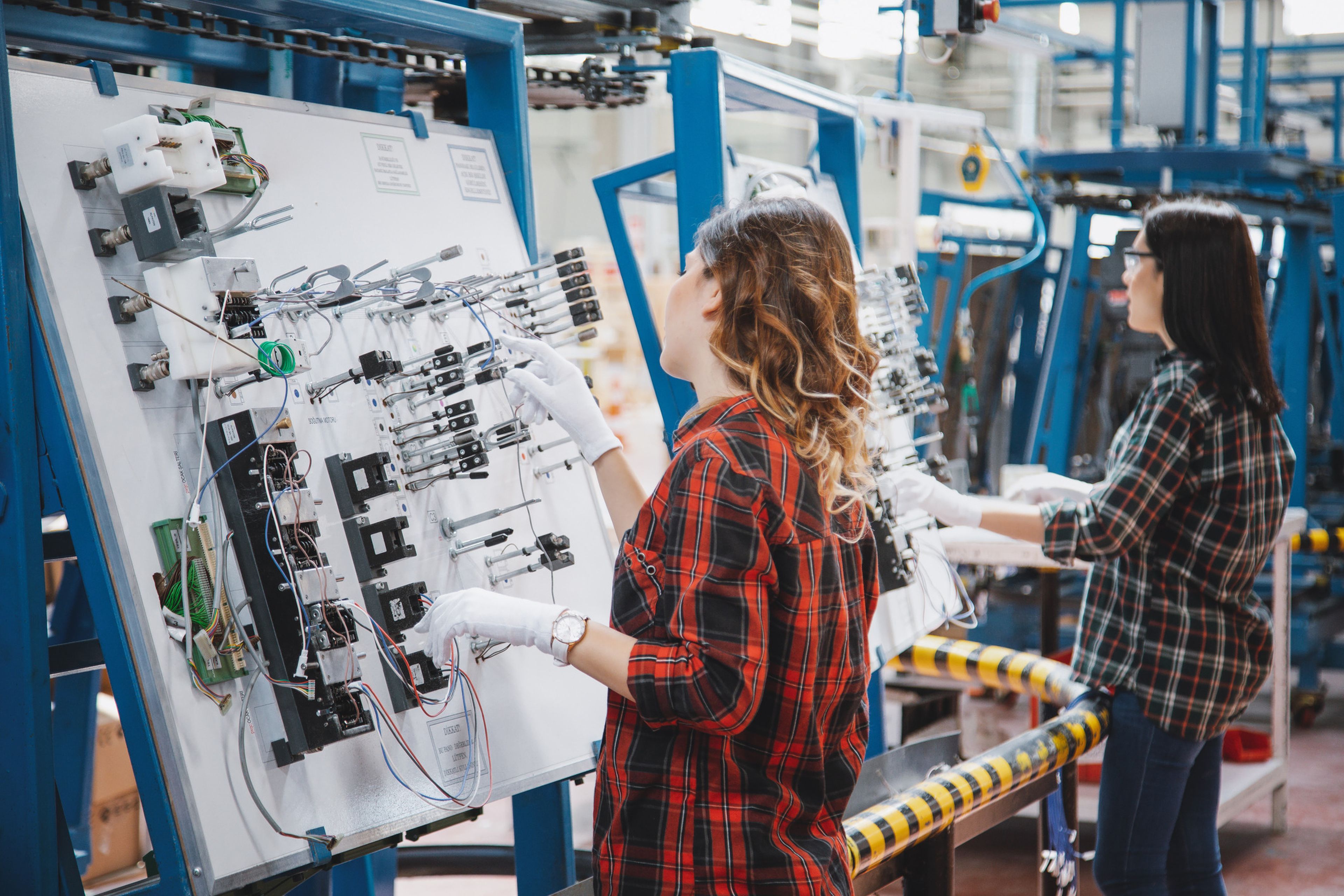 Mujeres trabajando en una fabrica