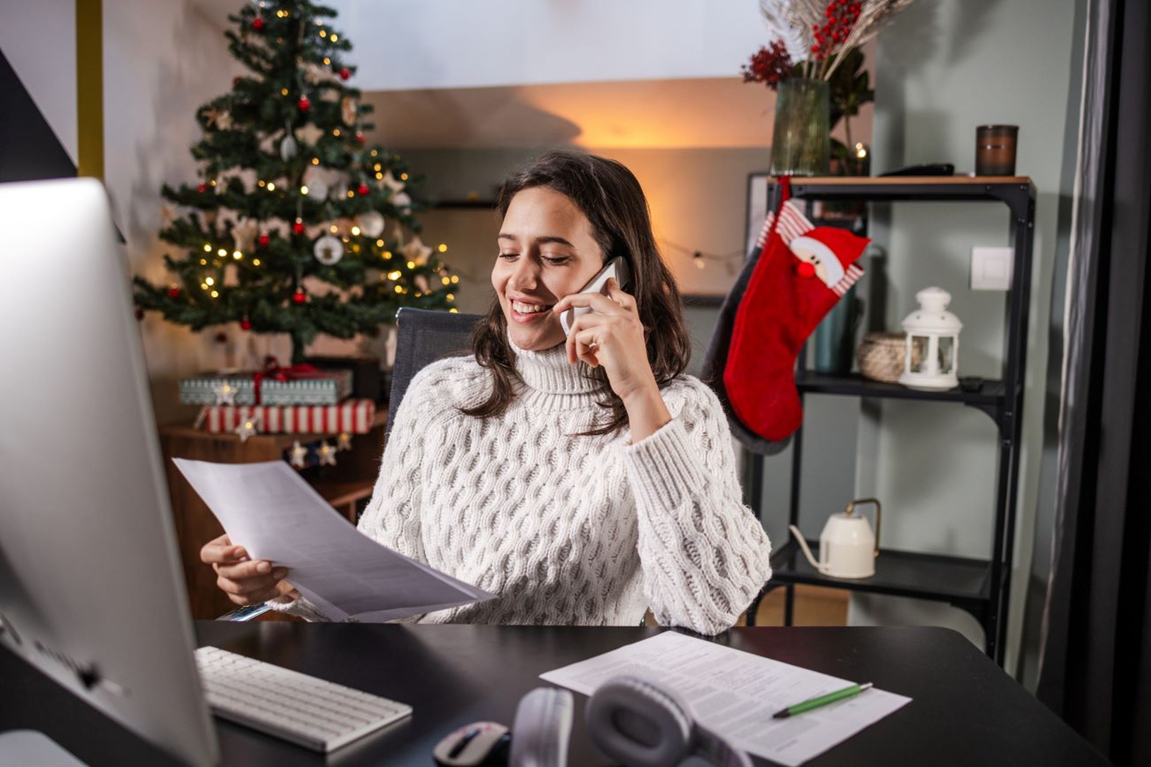 Teletrabajo, Navidad, mujer joven en casa