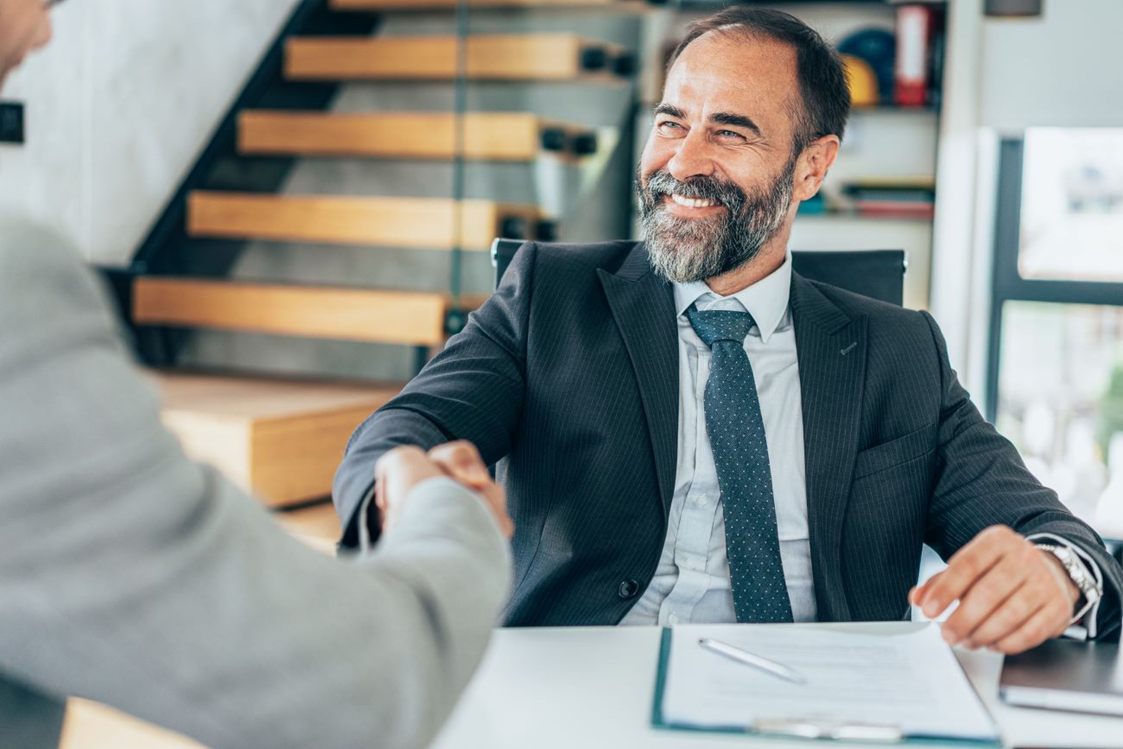 Trabajo, hombre de negocios contento, contratar, acuerdo