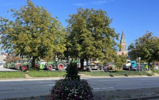 Trecker-Demo Kiel Fahrzeuge der Landwirte parken auf Exerzierplatz