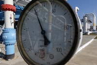 FILE PHOTO: A pressure gauge is seen at a gas compressor station and underground gas storage facility in the village of Mryn, 120 km (75 miles) north of Kiev, Ukraine, October 15, 2015.  REUTERS/Gleb Garanich//File Photo