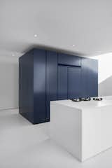 A dark blue block is the central pole of the kitchen area. Deposited directly on the floor, its periphery creates a zone of circulation.