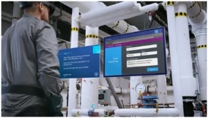 Operator views issue report in Power Apps and Guides on HoloLens device.