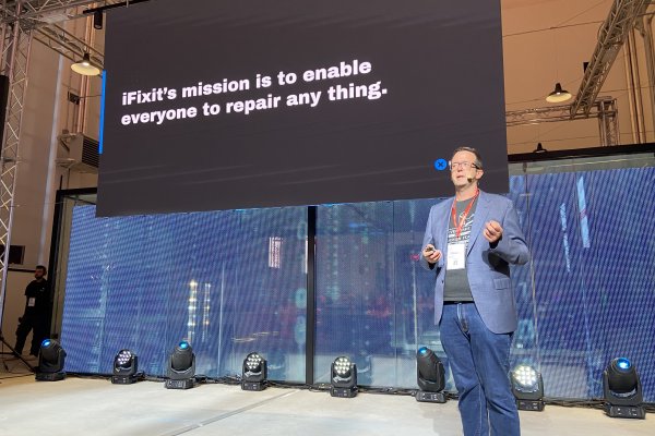 Matthias Mayer presenting iFixit at Maker Faire Rome