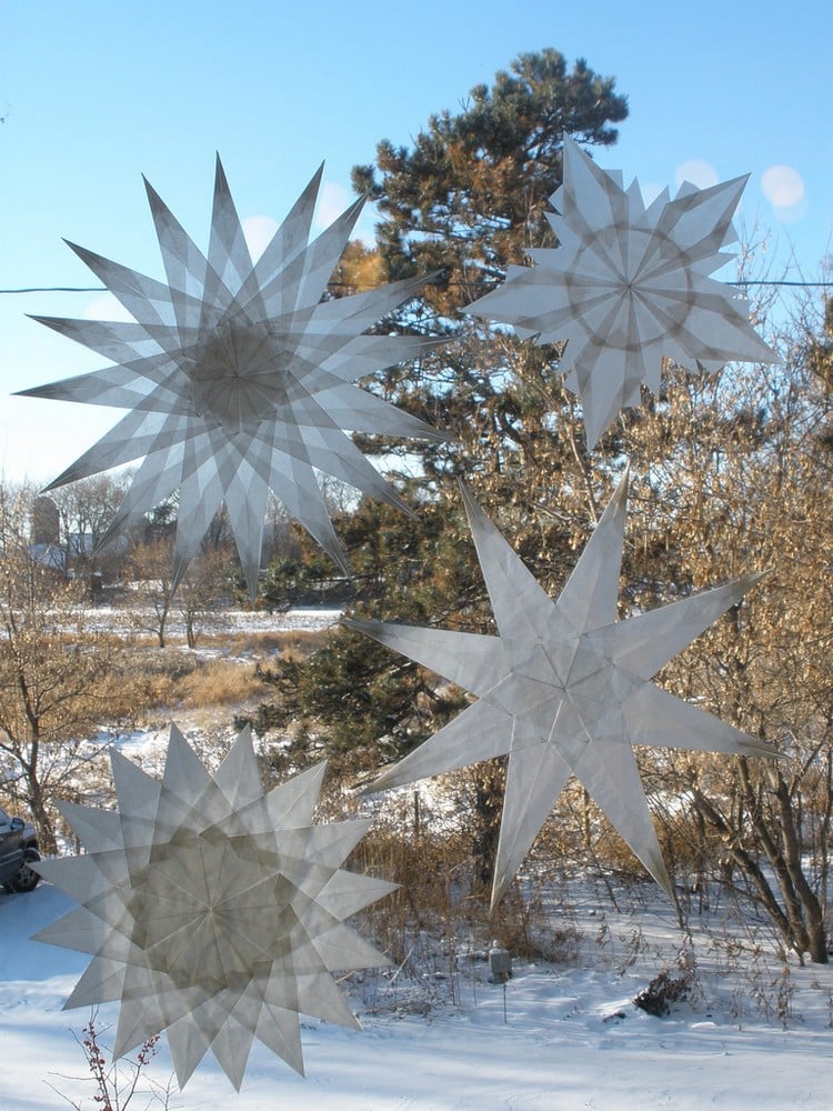 weihnachtsdeko-fenster-sterne-weiss-schnee-draussen