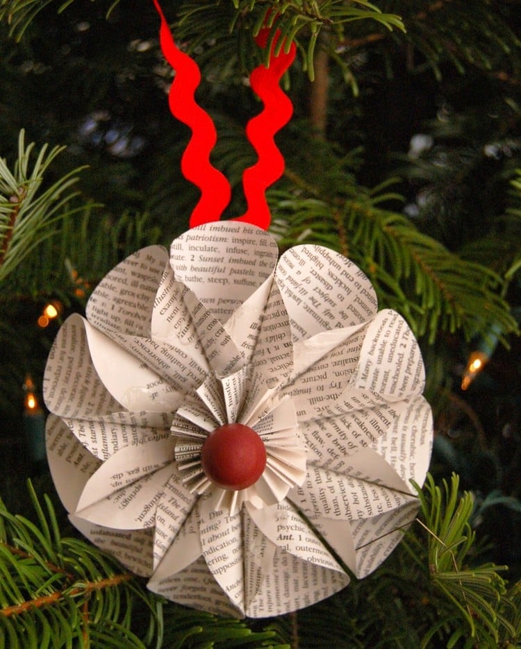 Weihnachtsdeko selber basteln papier-baumschmuck-buecherseiten