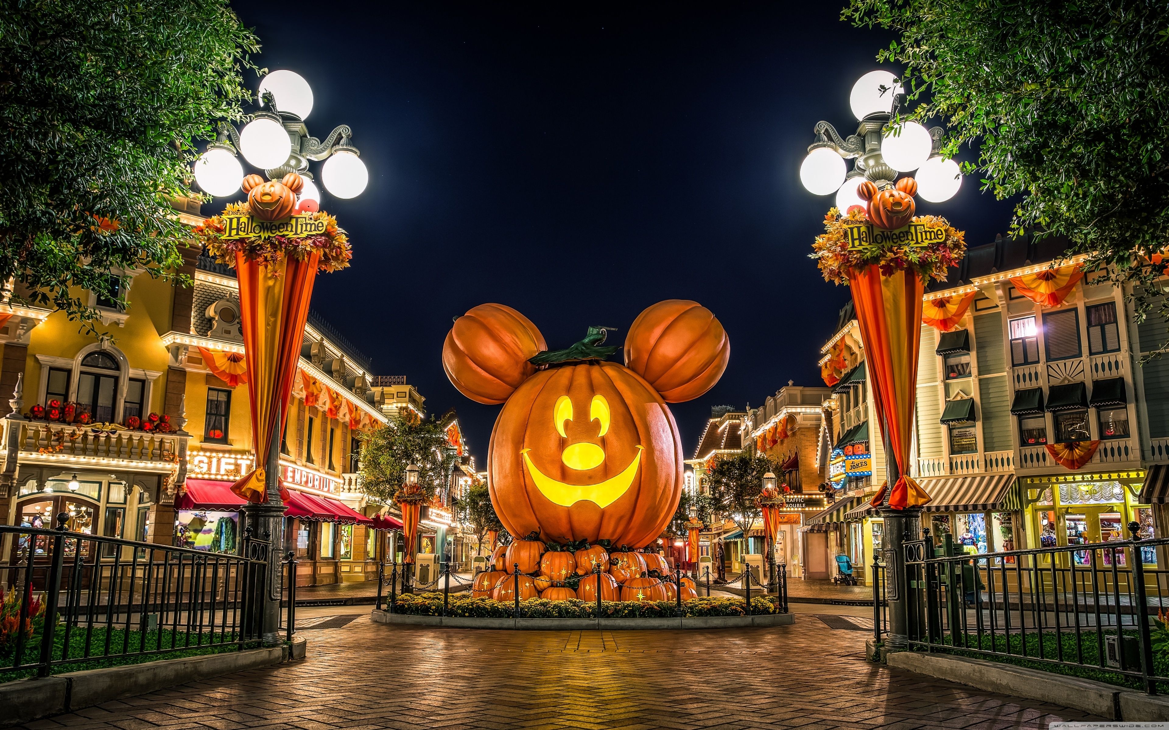 Hình nền máy tính Disney Halloween - Hãy thêm sự bí ẩn và kỳ lạ cho máy tính của bạn với bộ sưu tập hình nền máy tính Disney Halloween. Những hình nền này được thiết kế đặc biệt cho mùa Halloween với hình ảnh của các nhân vật Disney yêu thích. Hãy tải về và thỏa sức khám phá với những hình nền tuyệt đẹp này.