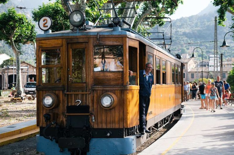 Die Oldtimer-Bahn fährt von Palma nach Soller