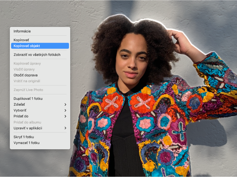 Obrys zobrazujúci sa okolo osoby v popredí fotky a menu zobrazujúce označenú možnosť Kopírovať predmet.