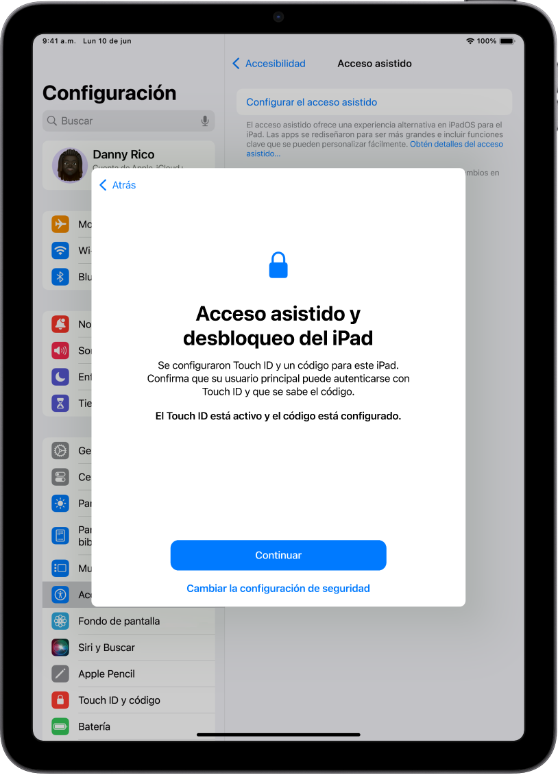 Un iPad con una pantalla que solicita a la persona de apoyo de confianza que confirme que la persona que usará el dispositivo conoce su código.