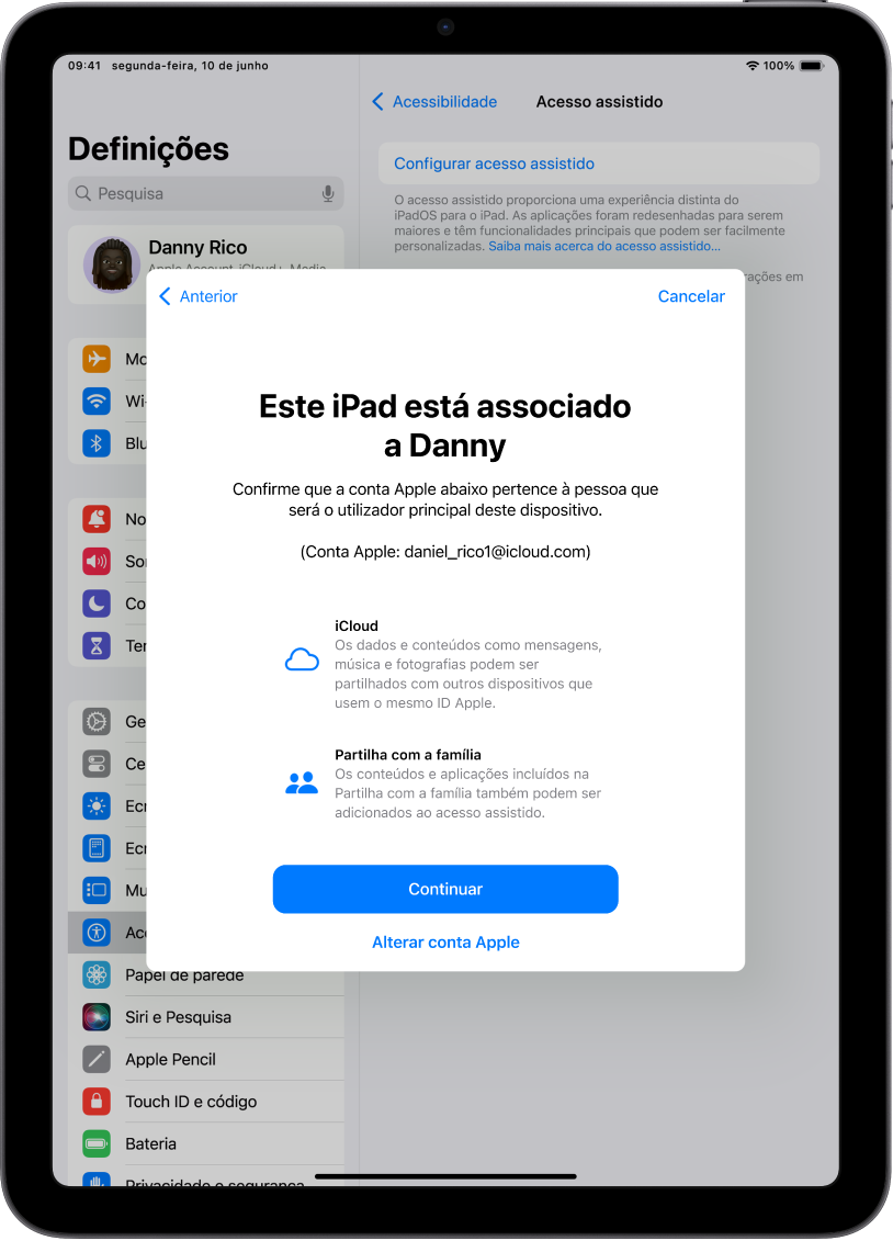 Um iPad mostra a conta Apple associada ao dispositivo e informação sobre iCloud e funcionalidades de Partilha com a família que podem ser usadas com o Acesso assistido.