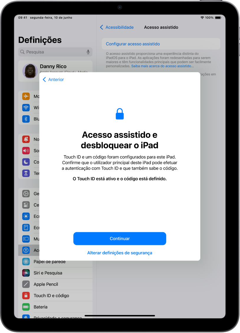 Um iPad com um ecrã a pedir a confirmação de que a pessoa que usa o dispositivo sabe o código do dispositivo.