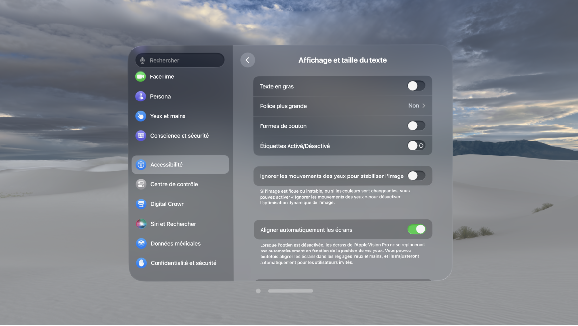 Les réglages Affichage et taille du texte sur l’Apple Vision Pro, qui montrent les commandes permettant d’activer Texte en gras, Ignorer les mouvements des yeux, Augmenter le contraste de la cible, etc.