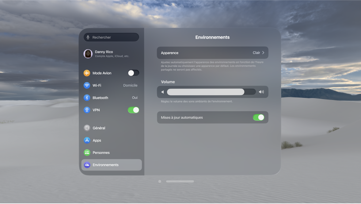 Réglages des environnements sur l’Apple Vision Pro, qui affichent l’option « Mises à jour automatiques » activée.