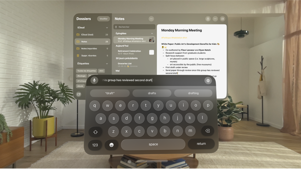 Vue d’un utilisateur sur l’Apple Vision Pro. L’app Notes est ouverte, et des modifications sont apportées à une note à l’aide du clavier virtuel. L’aperçu du texte en cours de modification est visible dans le haut du clavier.