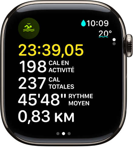 Un exercice de nage en eau libre en cours affiche le temps écoulé, les calories brûlées en activité, le nombre total de calories brûlées, la vitesse moyenne et la distance pour l’exercice.