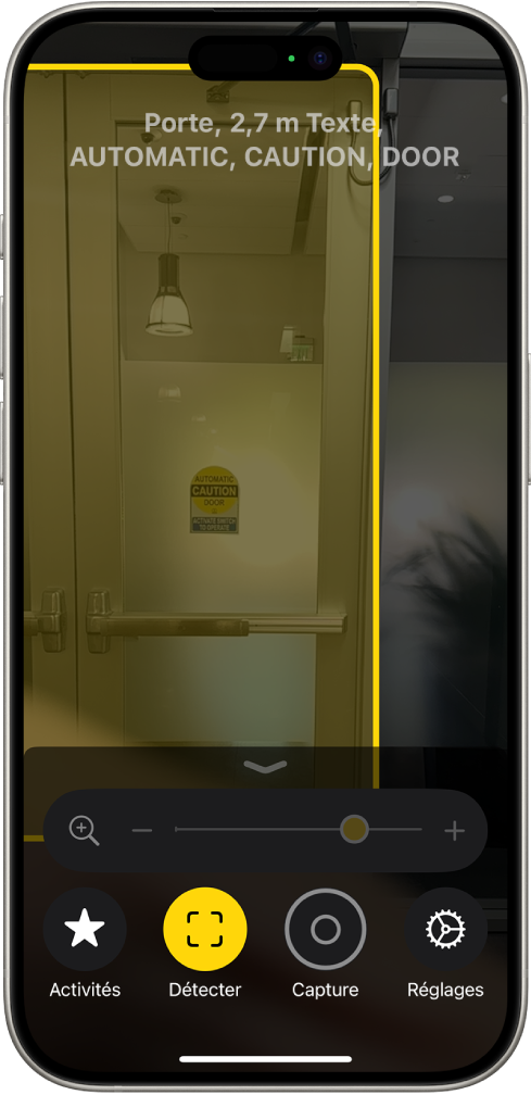 L’app Loupe ouverte avec une porte détectée. Une description affiche la distance séparant la porte de l’utilisateur ainsi que le texte affiché sur la porte.